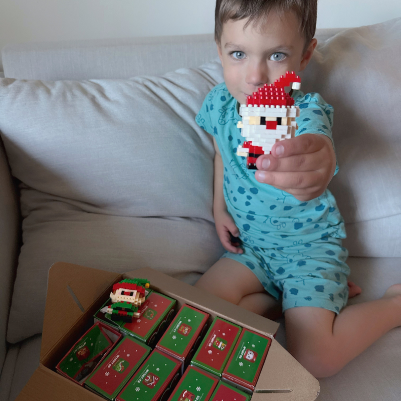 Bygg julens magi med Juleverkstan™ – 12 julfigurer + dolda byggblock (värde 339 kr)